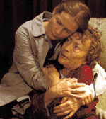 Isabelle Huppert s Annie Girardot (Erika anyja)